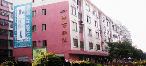 專(zhuān)業(yè)廠(chǎng)家，十五年成就專(zhuān)業(yè)品質(zhì)株洲市依萬(wàn)服裝有限公司是湖南省專(zhuān)業(yè)從事工作服、工裝等職業(yè)服裝生產(chǎn)的企業(yè)。誠(chéng)信的經(jīng)營(yíng)、高品質(zhì)的產(chǎn)品和完善周到的售后服務(wù)，贏(yíng)得了市場(chǎng)和廣大客戶(hù)的高度認(rèn)同。了解詳情...